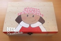 Caja roja grande de bebé con gorrito (18,95€)